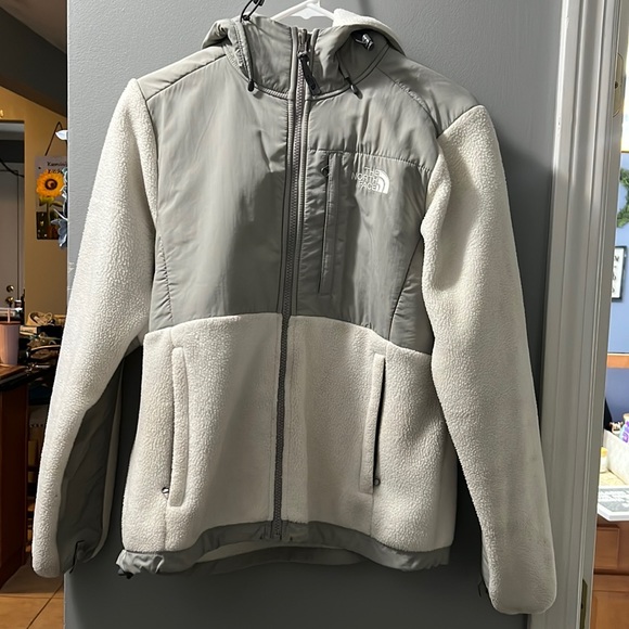 Woman’s white north face jacket. Size small - Picture 2 of 7